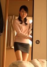 台所で野菜オナニーをする性欲旺盛な熟女は若くて硬い肉棒に跨り禁断の肉欲SEXの沼にハマる！