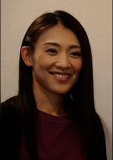 友人宅のこたつの中で奥さんの股間を弄ってみると…最近ご無沙汰の奥さんは股間を濡らし快楽堕ち!旦那のそばで声を潜めて他人棒にイキまくる!