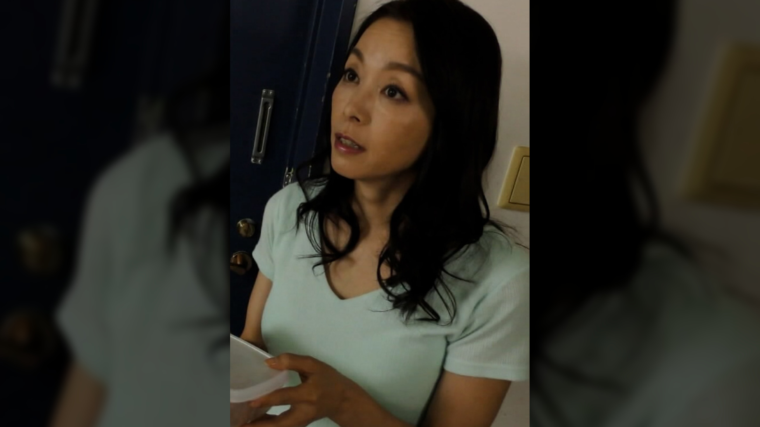 いつもきれいなお隣のスレンダー美熟女に勃起男根を見られてしまい…優しく処理してくれた淫乱痴女SEX!