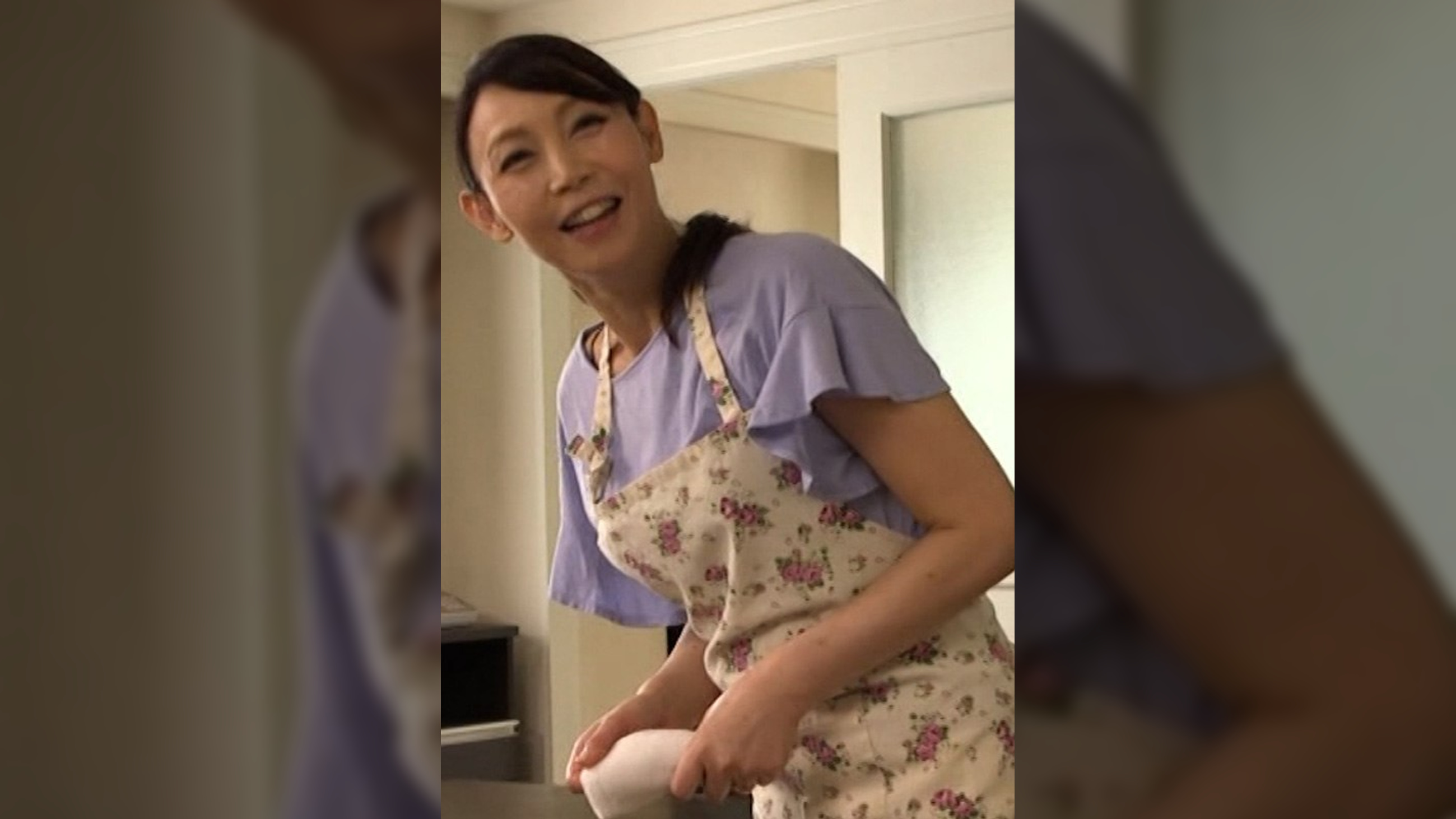 美し過ぎる美熟女ヘルパーさんのお尻に欲情して迫ってみると…欲求不満の熟女と濃厚セックス！