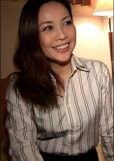 好奇心旺盛遅咲き美熟女がAV出演!清楚な美人熟女がカメラの前で本能丸出しで痴態を晒しイキ果てる!