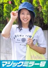 マジックミラー号　「主婦向けファッション誌のモデルになってくれませんか？」恥ずかしがる人妻・かえでさんをこれでもかと褒めちぎり“極小マイクロビキニ”を着せたらエロスイッチオン！超至近距離で見つめ合ったら数年ぶりに子宮が疼いて歯止めが効かずに不倫SEX！