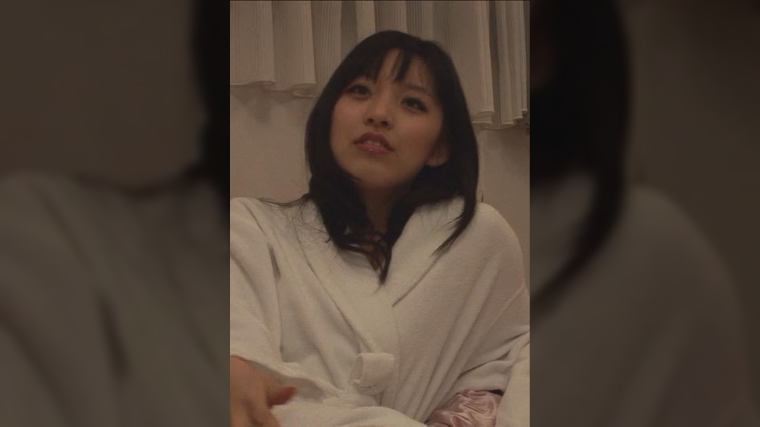 目がくりくりな色白ＢＯＤＹの美女とほんのり焼けた肌にキリっとした目が美しい美女。メイクルームで待機中に思わぬハプニング発生でハメられちゃう？！