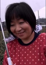 地味で素朴な田舎のおばちゃん!娯楽のない田舎暮らしに刺激を求めてAV出演!スケベなヨガリ声を響かせるガン突きSEX!