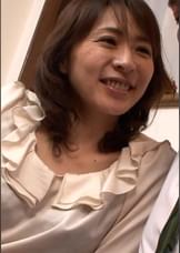 ノーパンでおっさんを誘惑する淫乱スレンダー美熟女の陰毛ボーボーエロ過ぎSEX！