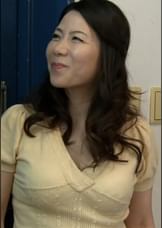 ミニスカと胸元を見せつけ男性を誘惑する隣の奥さん！思わず勃起した肉棒が見つかりそのまま玄関先で痴女責めSEX！