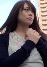 主婦限定のアンケートで連れて来られた清楚な雰囲気の若妻さんにエロビデオを見せてなし崩し的に乱交連続ナマ中出し!