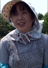 長閑な田園風景に佇む地味で素朴なおばちゃんが刺激を求めて旦那の旅行中にAV出演で野外活動!