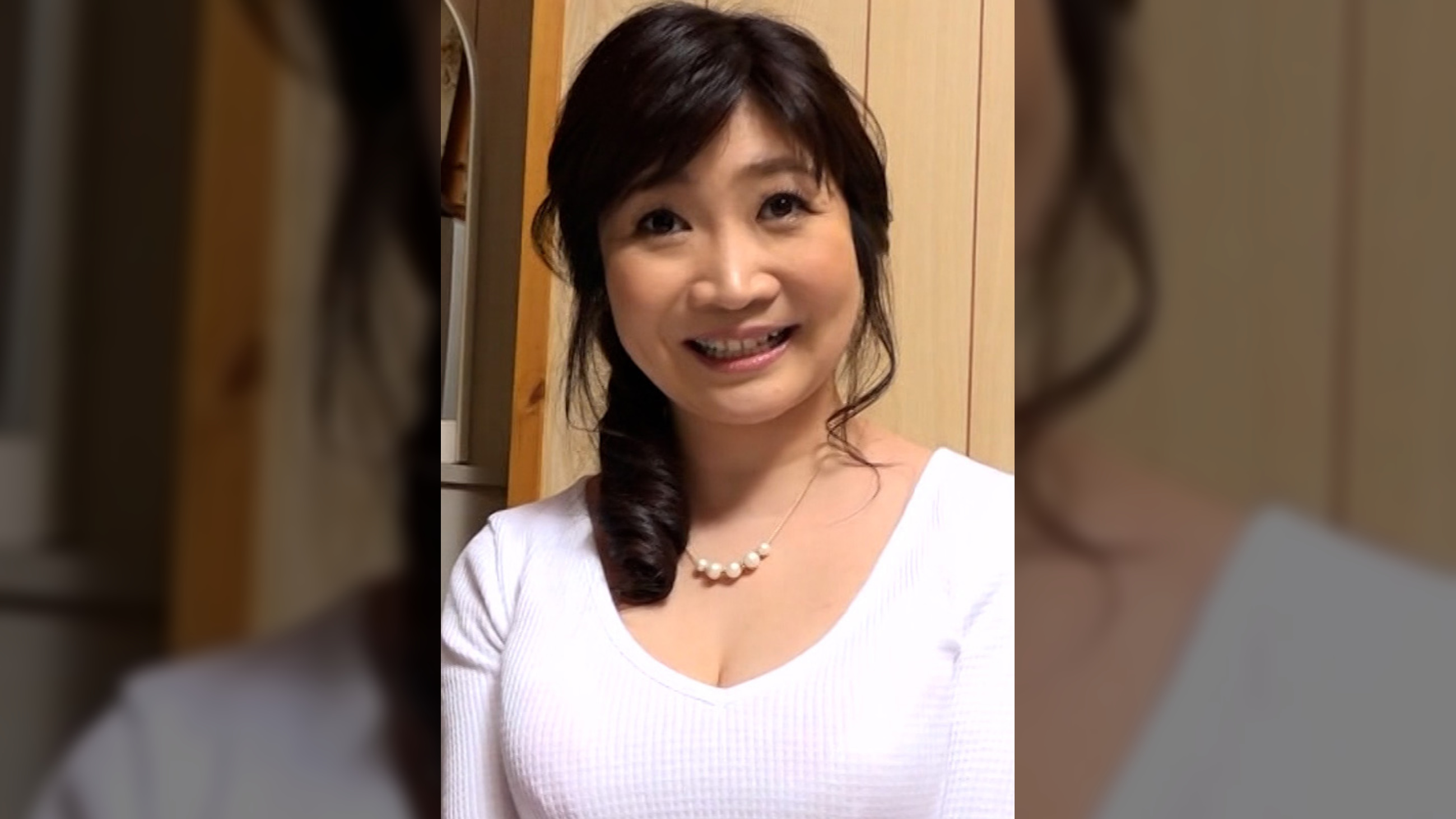 可愛らしい容姿とアニメ声、何より巨乳が目立つバツイチ熟女が一生に一度の初撮りAVでぶっ飛び破廉恥性交!