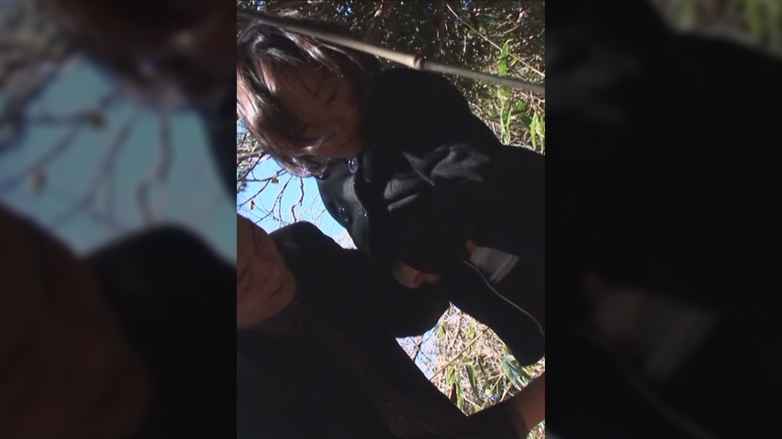 人目をはばかる草むらで頭を抑え込まれてイラマチオ！三十路人妻の喉奥に口内射精！