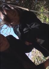 人目をはばかる草むらで頭を抑え込まれてイラマチオ！三十路人妻の喉奥に口内射精！