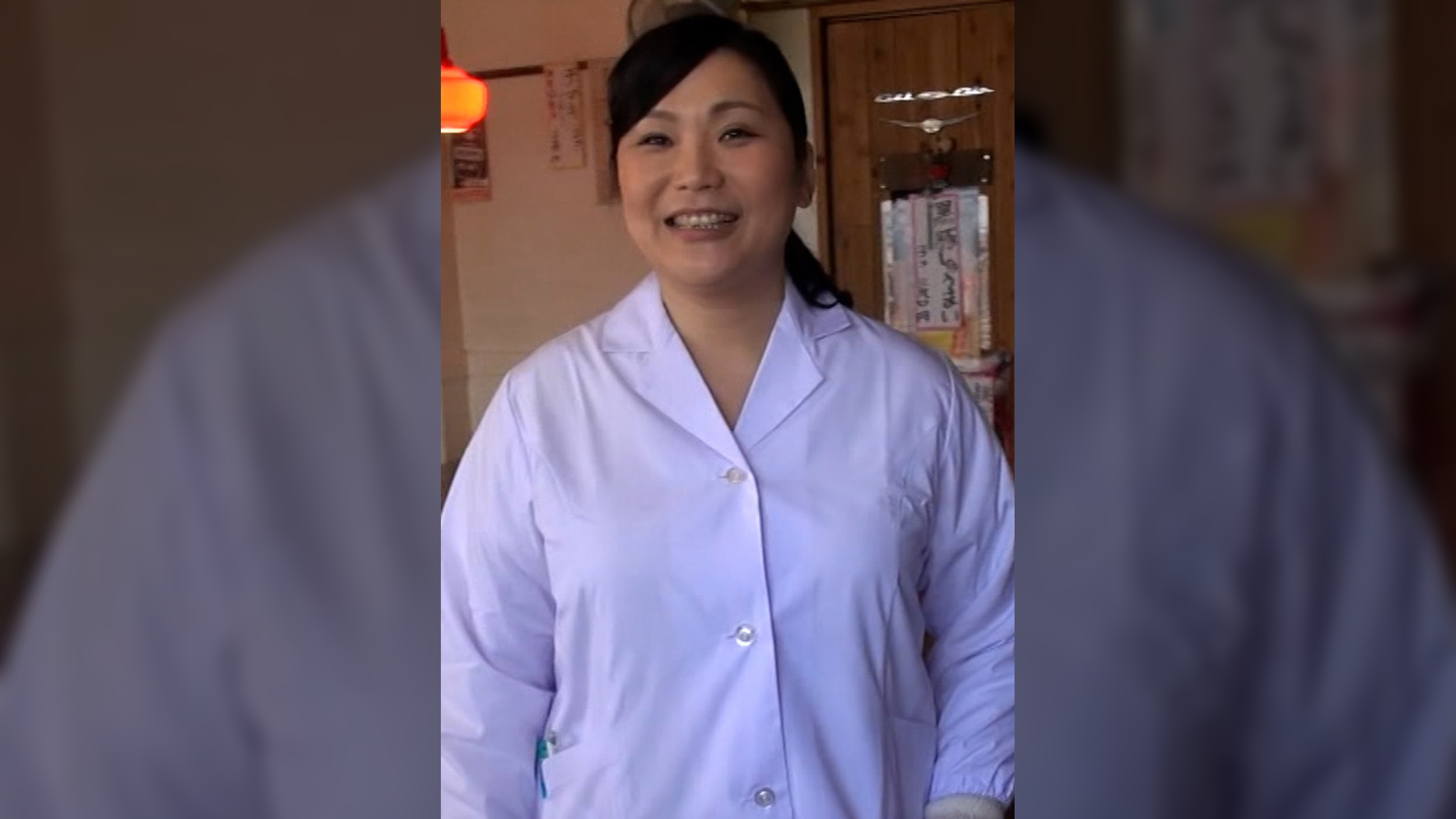 中華料理店の看板奥さんをお店の取材と訪問してそのまま店内で嵌め撮りSEX！豊満ボディに肉を揺らして絶頂イキの中出し交尾！