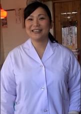 中華料理店の看板奥さんをお店の取材と訪問してそのまま店内で嵌め撮りSEX！豊満ボディに肉を揺らして絶頂イキの中出し交尾！