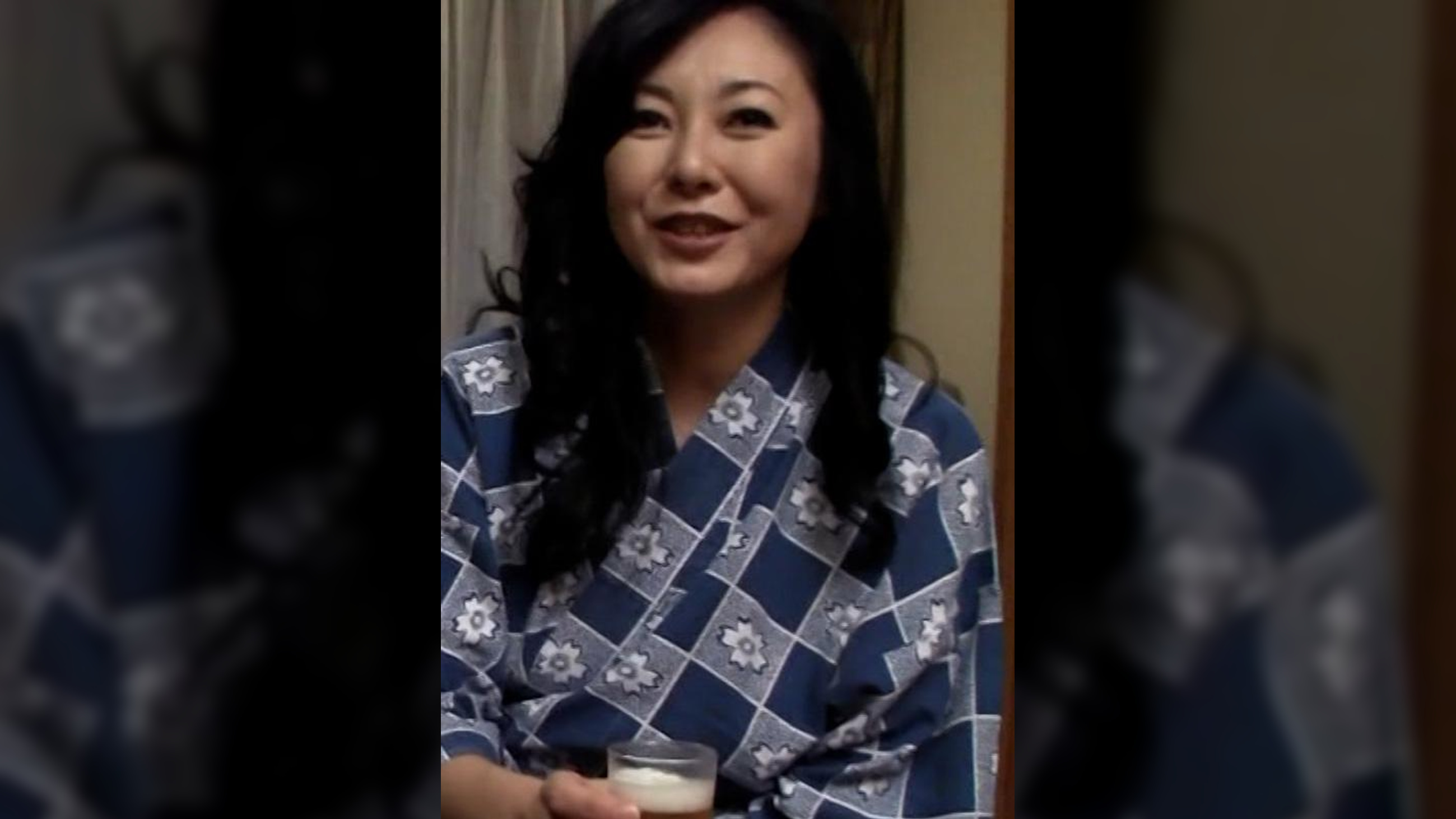 熟年夫婦が温泉旅館でイキまくり!浴衣をはだけて肉棒を喉奥まで咥えカメラの前で感じまくる変態中出しSEX