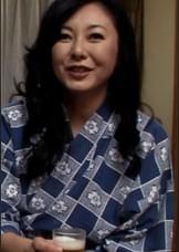 熟年夫婦が温泉旅館でイキまくり!浴衣をはだけて肉棒を喉奥まで咥えカメラの前で感じまくる変態中出しSEX