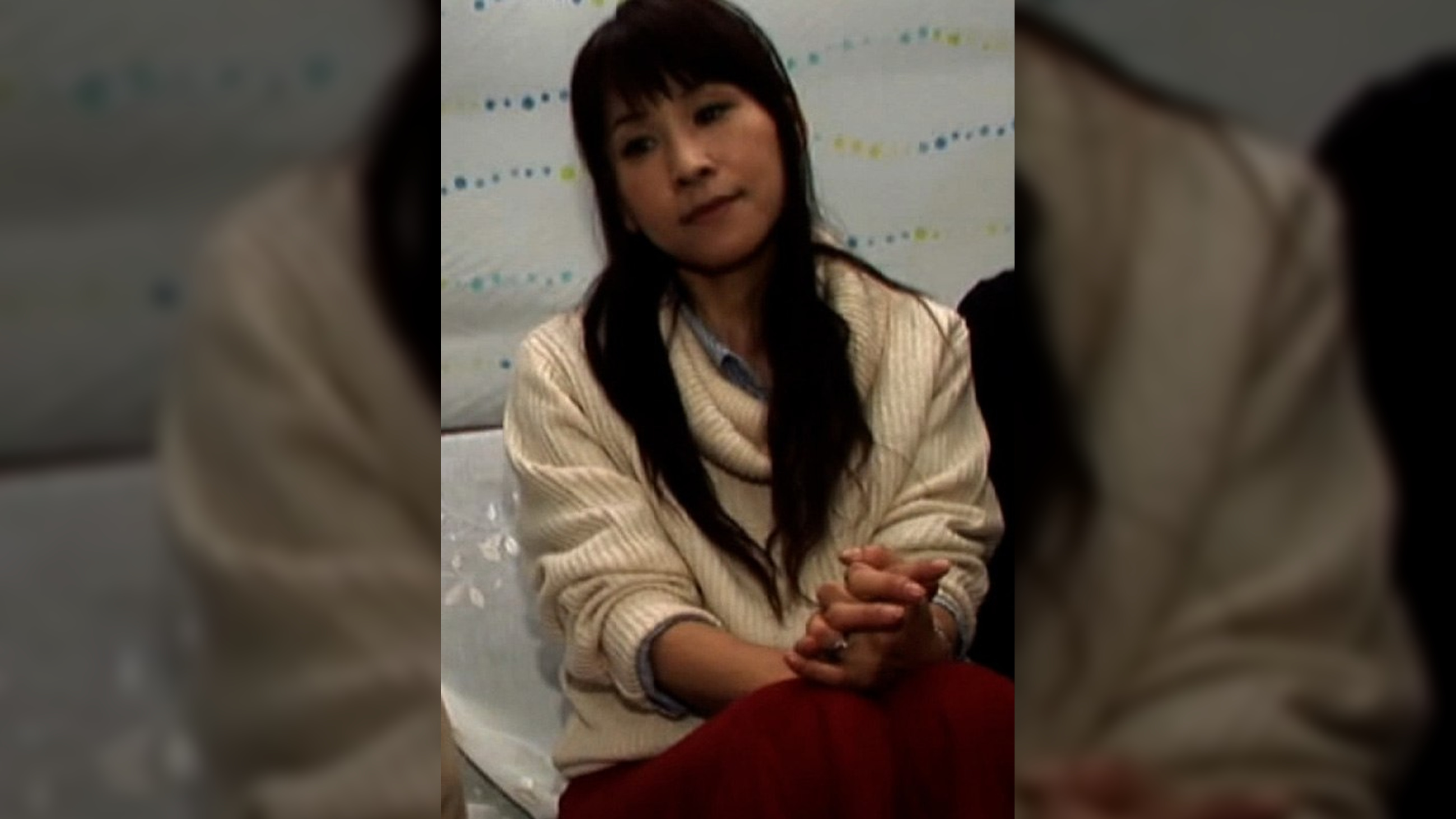 買い物途中の仲良し母娘を新商品のモニターとナンパ！娘の為に紙おむつを穿いて放尿！娘を帰してホテルで淫乱SEXに悶える！