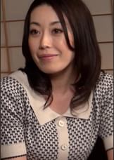 旅館で母娘インタビュー！女社長の熟女を休んでる娘の横でなし崩し的に愛撫を仕掛けて見ると…欲求不満熟女は声を鎮めて快楽の顔射SEX！