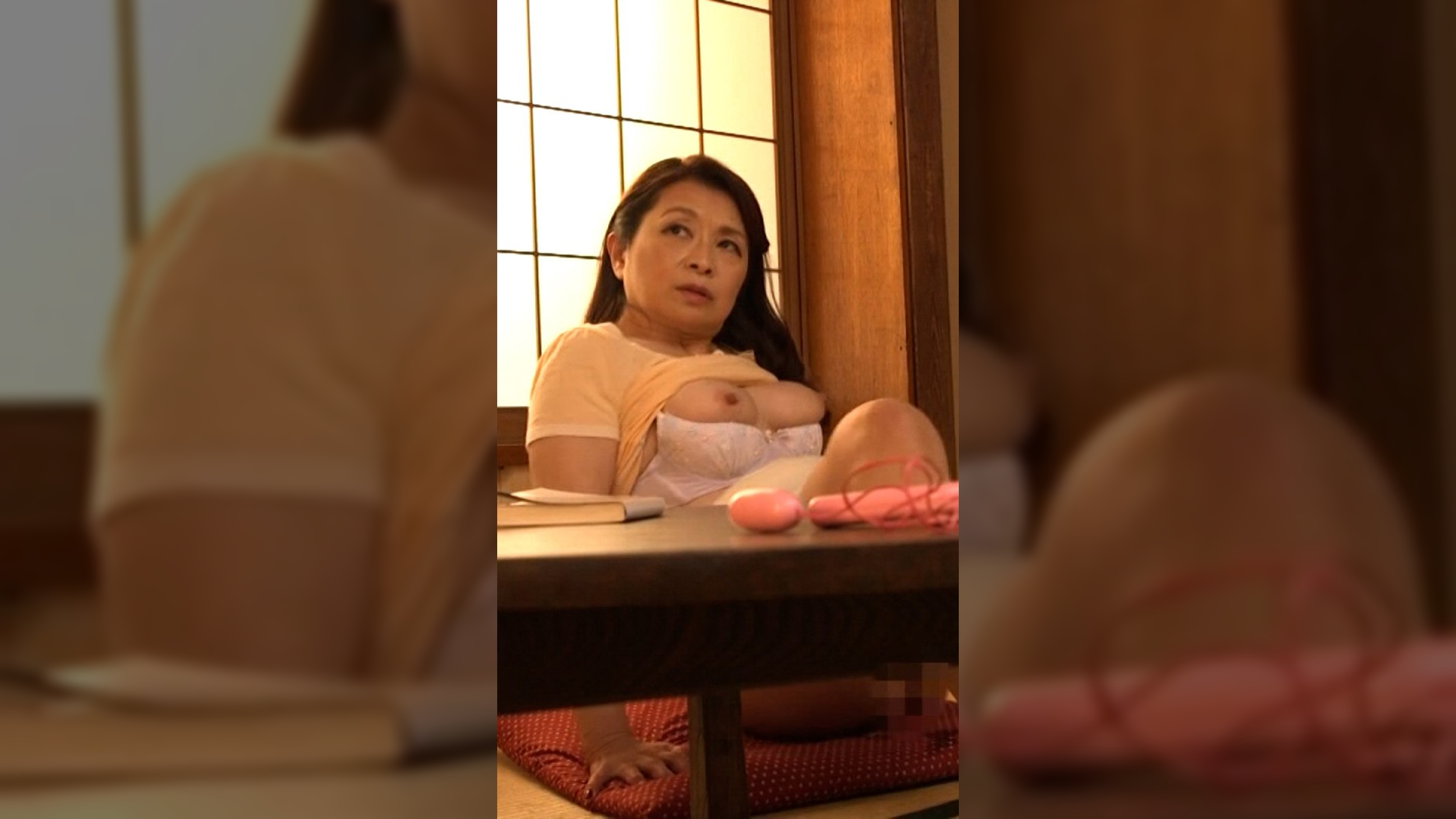 旦那は単身赴任で欲求不満を溜めこむ美しき熟母が禁断の背徳感に溺れ熟れたカラダを持て余し長男の生肉棒を貪る異常性交！