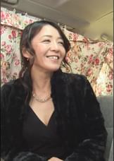 色白ドМな奥様は手足を身動き出来ない状態にされての電マ責めにビクンビクンと仰け反る快感に溺れる。美乳を揺らしてイキ果てる!