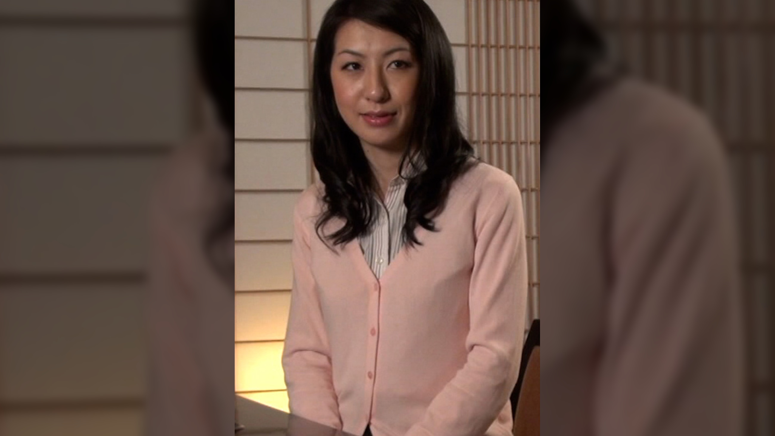 街で見かけた母娘を宿泊付きインタビューにご招待！深夜隣の娘を起こさないようなし崩し的な愛撫に声を潜めて感じる母に激ピス顔射！