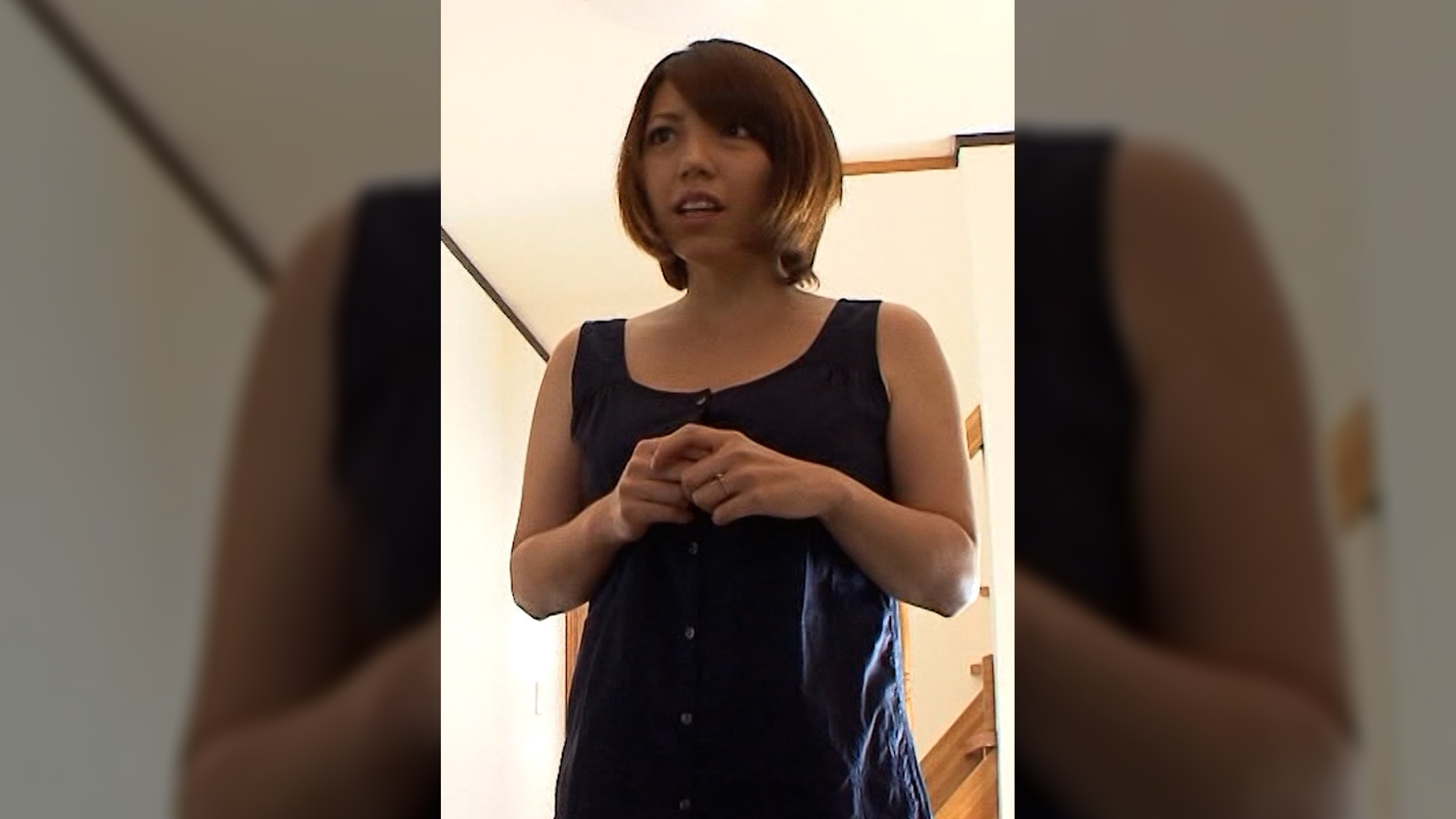 輩に組み敷かれる巨乳美人奥様！誰にも言えない玄関先での孕ませSEX！