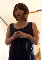 輩に組み敷かれる巨乳美人奥様！誰にも言えない玄関先での孕ませSEX！