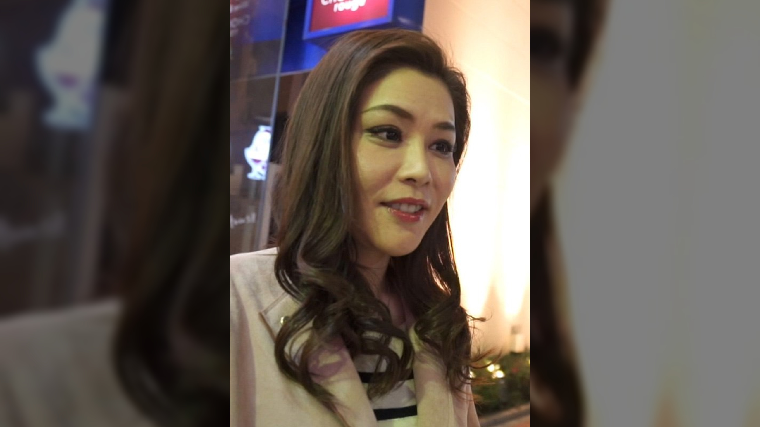 娘の誕生日に食事に向かう仲良し母娘をナンパ！年の差婚のお母さんの若さの為に快楽不倫SEX！