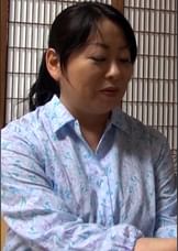 田舎の大きなお屋敷に暮らすバツイチ熟女が人肌の温もり求めてAVに応募!巨乳を揺らして腰振る本気イキSEX!