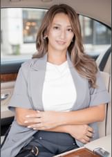 日焼け跡がヒワイなＨカップ人妻