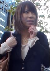街行くごく普通の美人若妻を商品開発のモニターに協力をと個室に誘いエログッズをモニタリング！むっつりスケベな若妻と３P中出しSEX！