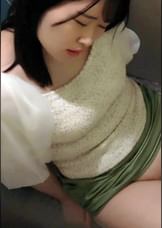 女性トイレに突っ伏していた色白ギャル系女性に忍び寄る魔の手！隠し撮りされた行為！