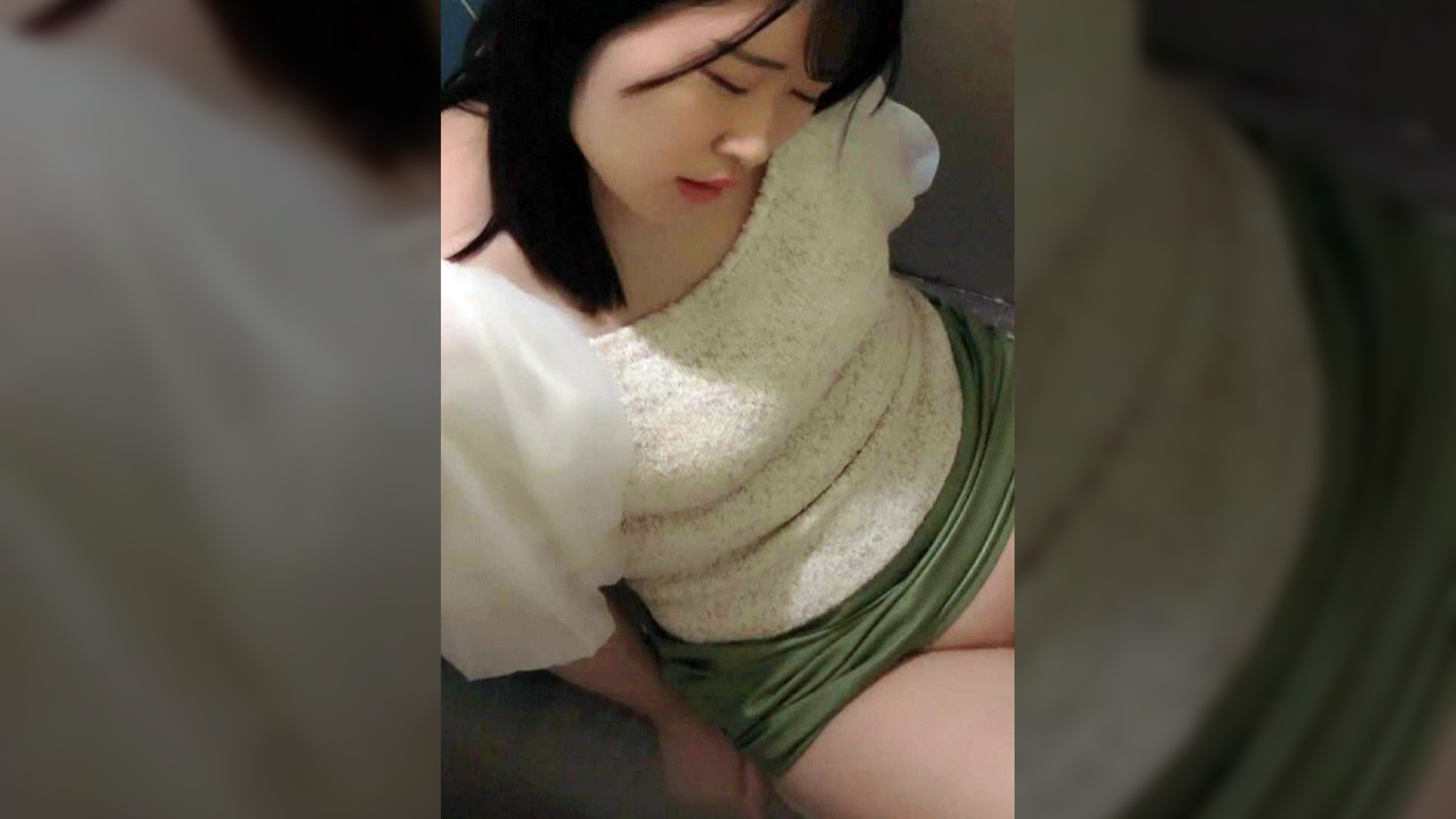 女性トイレに突っ伏していた色白ギャル系女性に忍び寄る魔の手!隠し撮りされた行為!