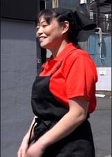 地方の焼肉店を夫婦で営む長身巨乳の熟女さん、旦那さんが居ない隙に店舗でAV撮影!パンティを濡らす秘伝のタレ!
