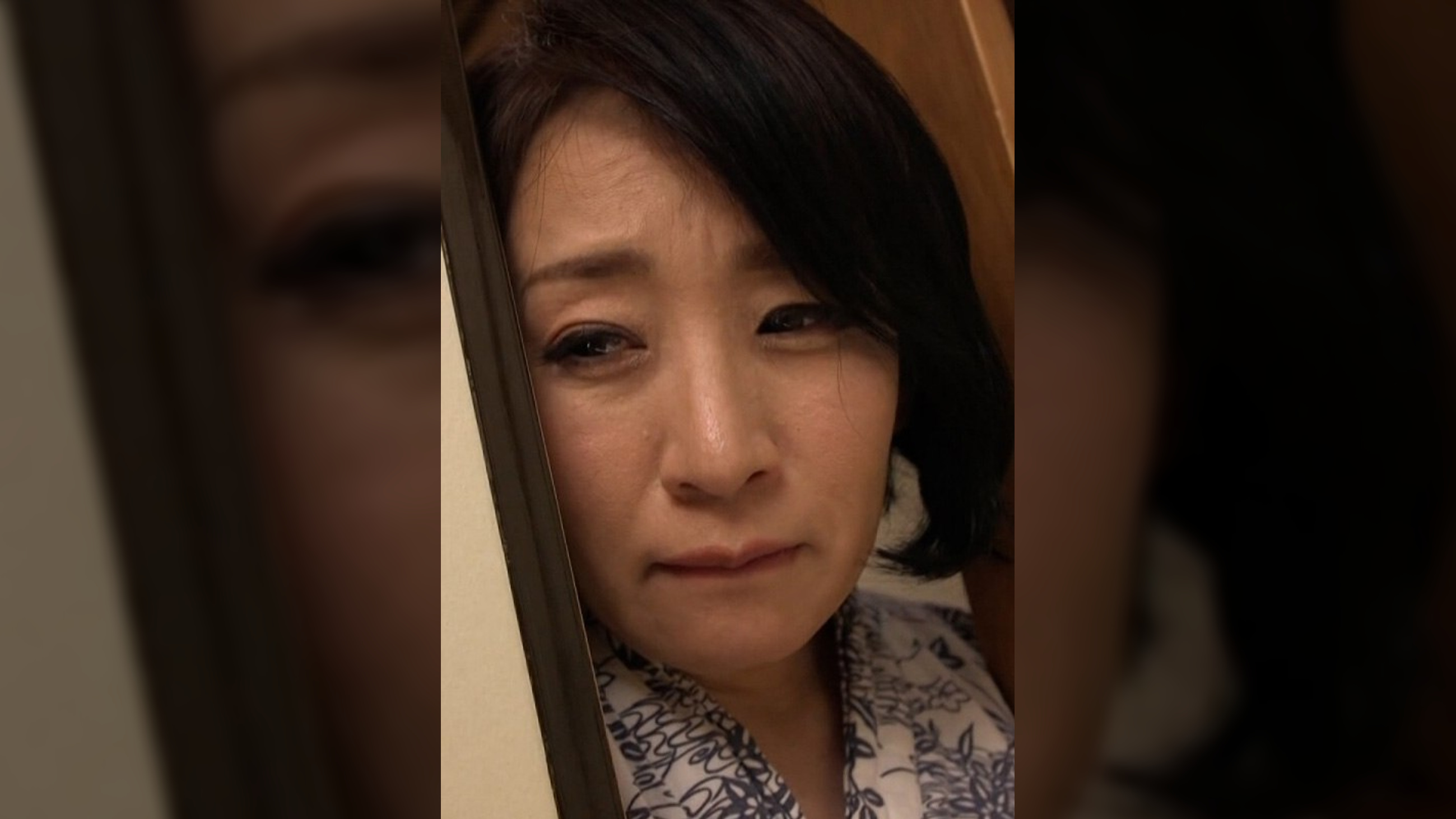 娘夫婦の営みを偶然覗いてしまった義母が抑え切れない欲望に負け禁断の情事へと堕ちて行く…。