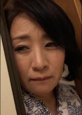 娘夫婦の営みを偶然覗いてしまった義母が抑え切れない欲望に負け禁断の情事へと堕ちて行く…。