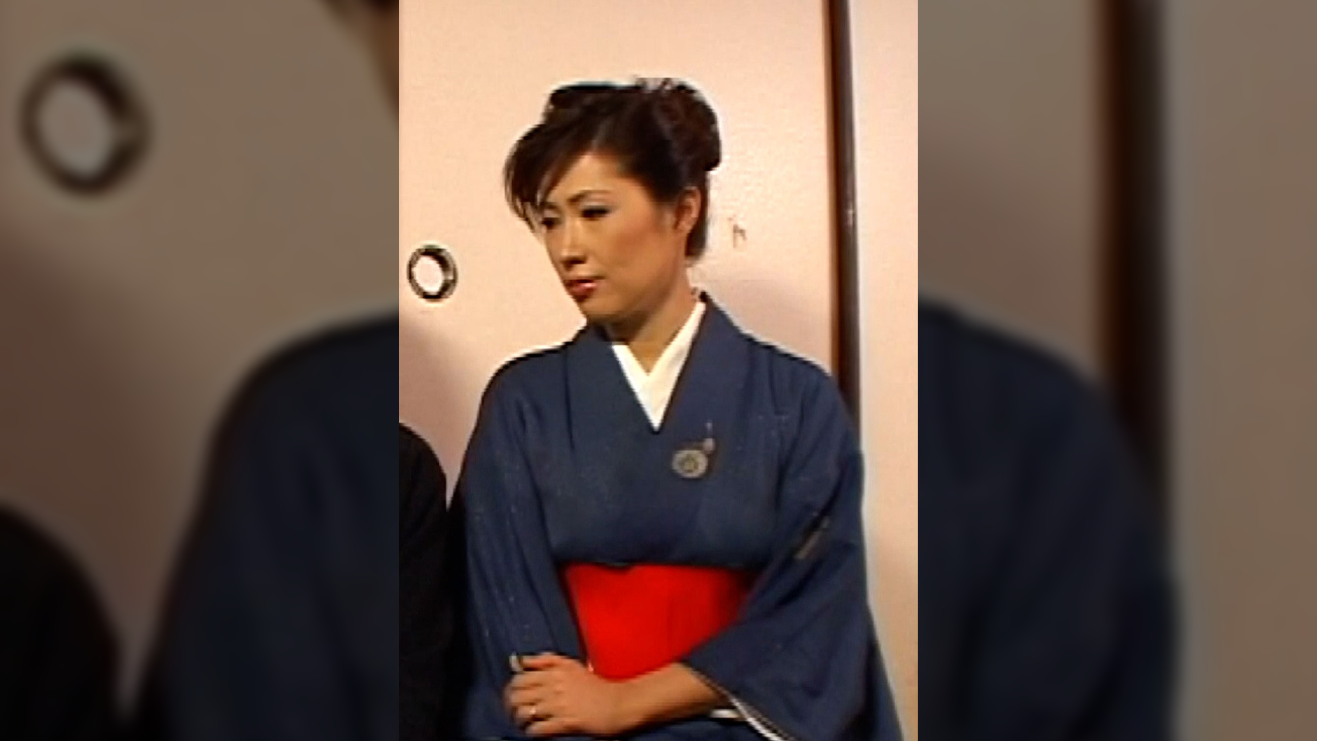 江の島のとある老舗旅館に訪れた訳アリカップルの男性客を誘惑する美人女将。それぞれの人間模様が交差する官能エロドラマ！
