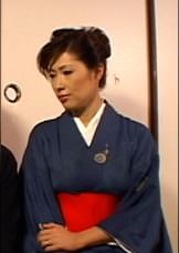 江の島のとある老舗旅館に訪れた訳アリカップルの男性客を誘惑する美人女将。それぞれの人間模様が交差する官能エロドラマ！