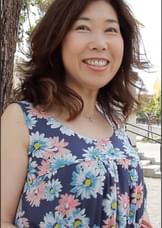 開放的な気分で身体も開放する巨乳熟女！セックスレスに悩みAVで性欲発散！