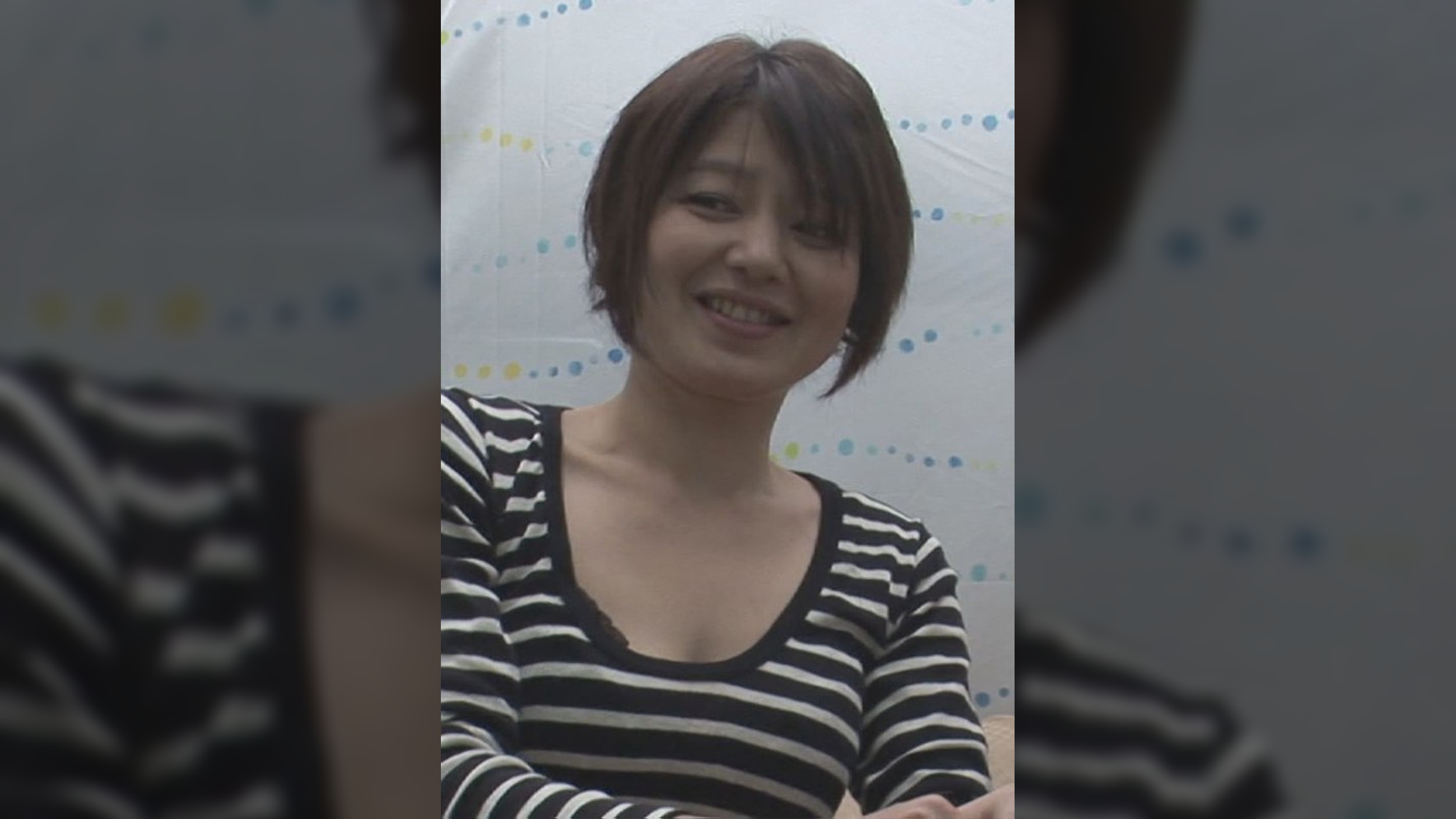 タイニーなアソコを持つスレンダー奥様は娘の前でも電マでイっちゃう!