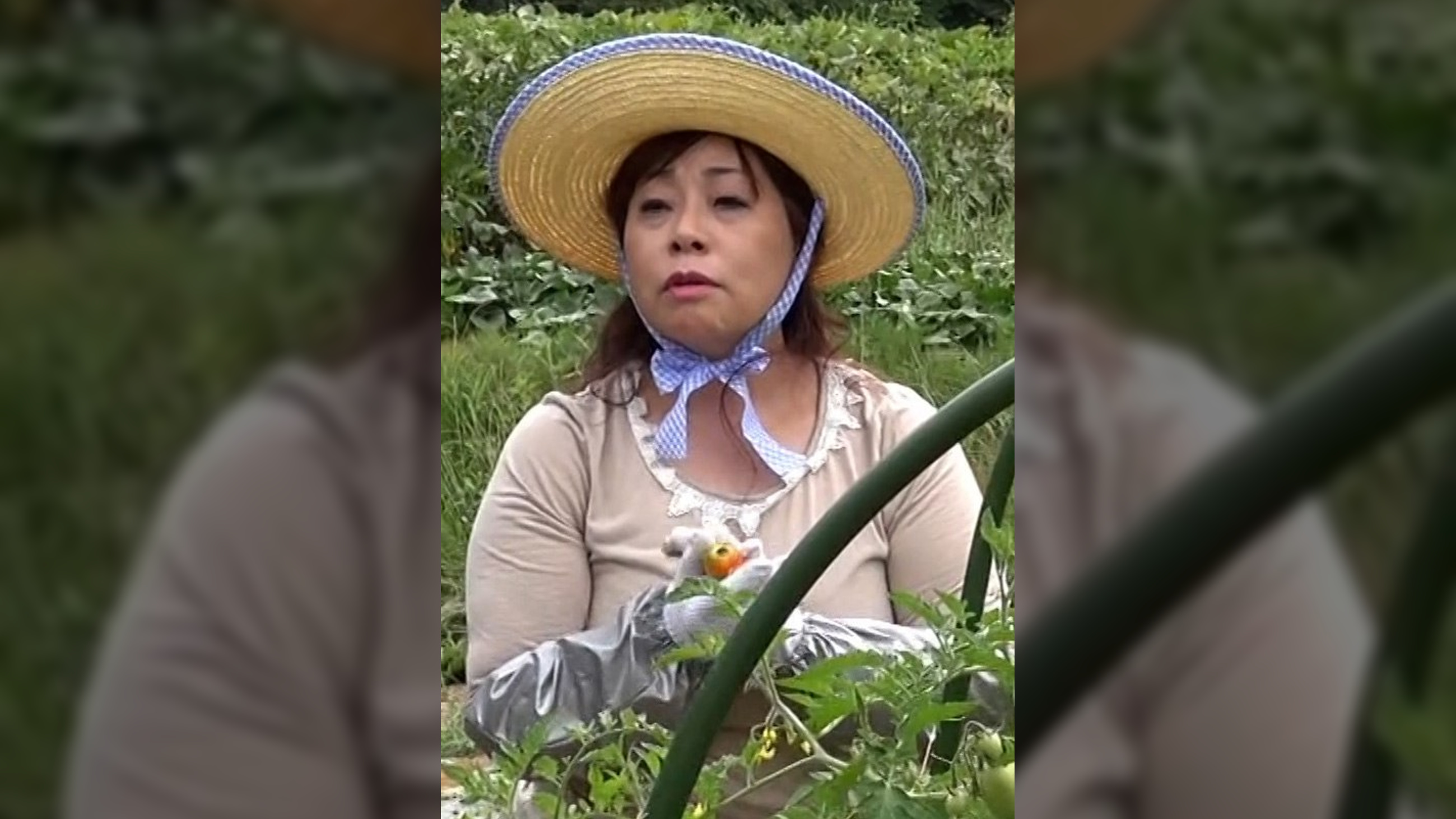 旦那さんとは15年以上のセックスレスと言う畑仕事が似合う田園スマイル熟女をそのままラブホに誘い３P中出しSEX！
