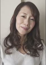 ナンパされた55歳スレンダー美熟女は褒められてアソコを濡らす！