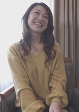 下着を見せるエッチなバイト！美魔女のランジェリーの中はすでに濡れ濡れの糸引き状態！