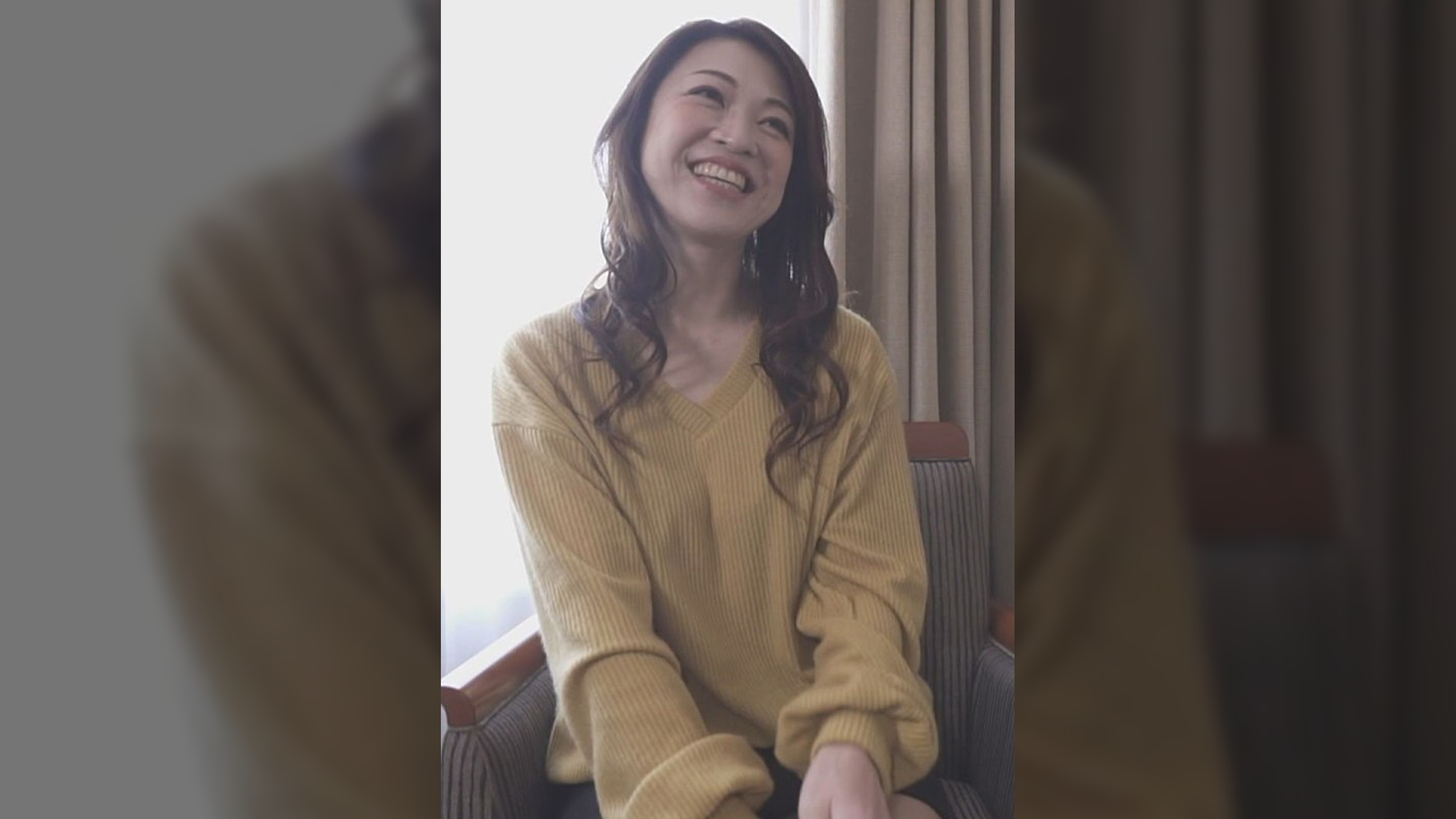 下着を見せるエッチなバイト!美魔女のランジェリーの中はすでに濡れ濡れの糸引き状態!