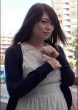 栗色のストレートロングヘアーの美人若妻さんをナンパしてAV試写をお願いしてみたら…。最近ご無沙汰の若妻さんは欲求不満爆発の乱交中出しSEX!
