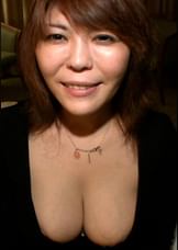 ほとんど見えてますよ!胸の谷間を見せつけるIカップ超乳の性欲旺盛熟女の初撮りAVSEX!