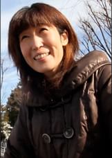 歯磨きをする様に毎日オナニー三昧の好きモノ熟女！あそこに入れば何でもOK⁉地味目な熟女が変態SEXの快楽に狂いイキ！