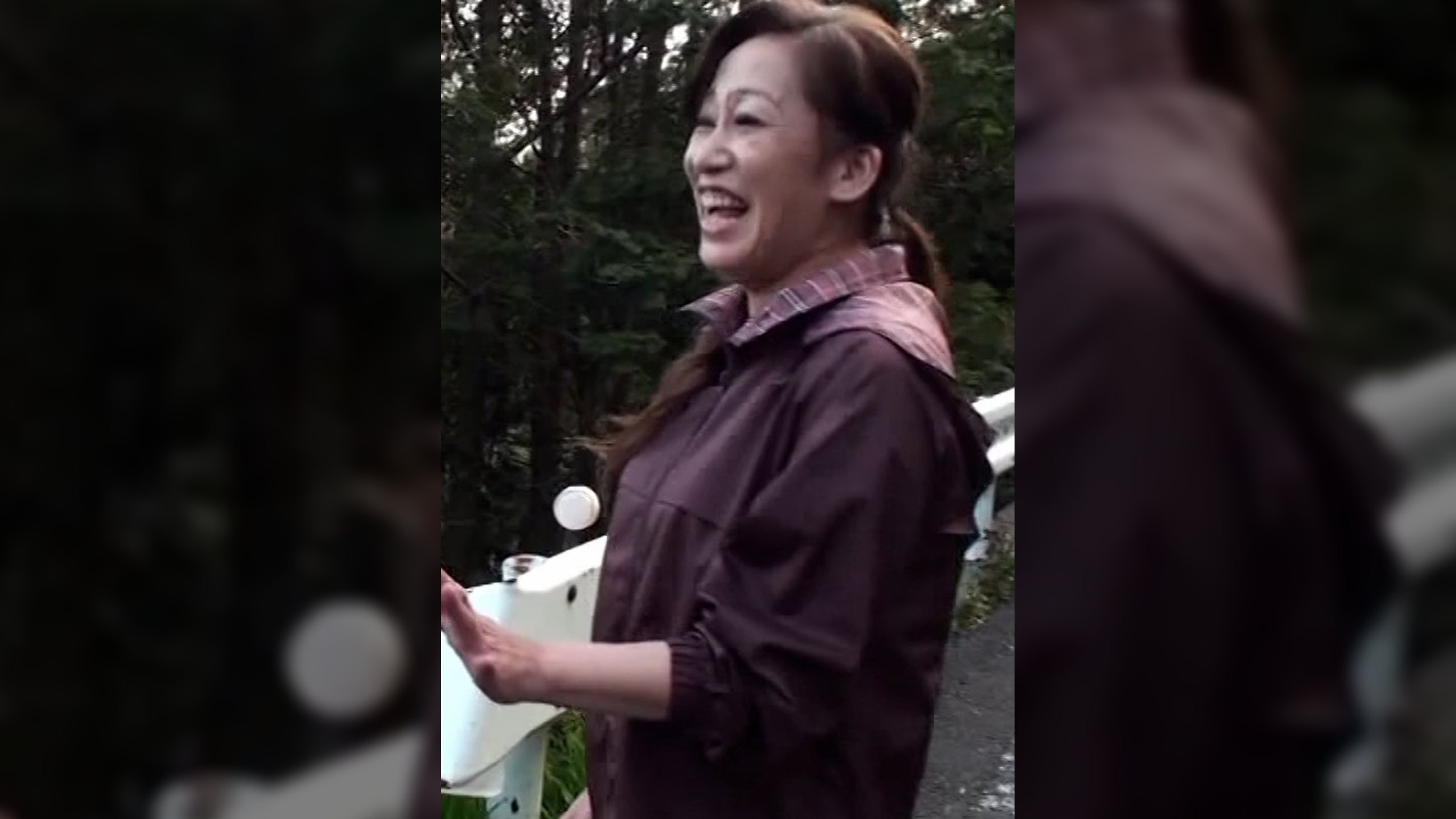 田舎町の綺麗な奥さんをインタビューとナンパして車に誘い迫ってみると…昔を思い出して甘く悶える欲求不満奥さんと野外カーセックス！
