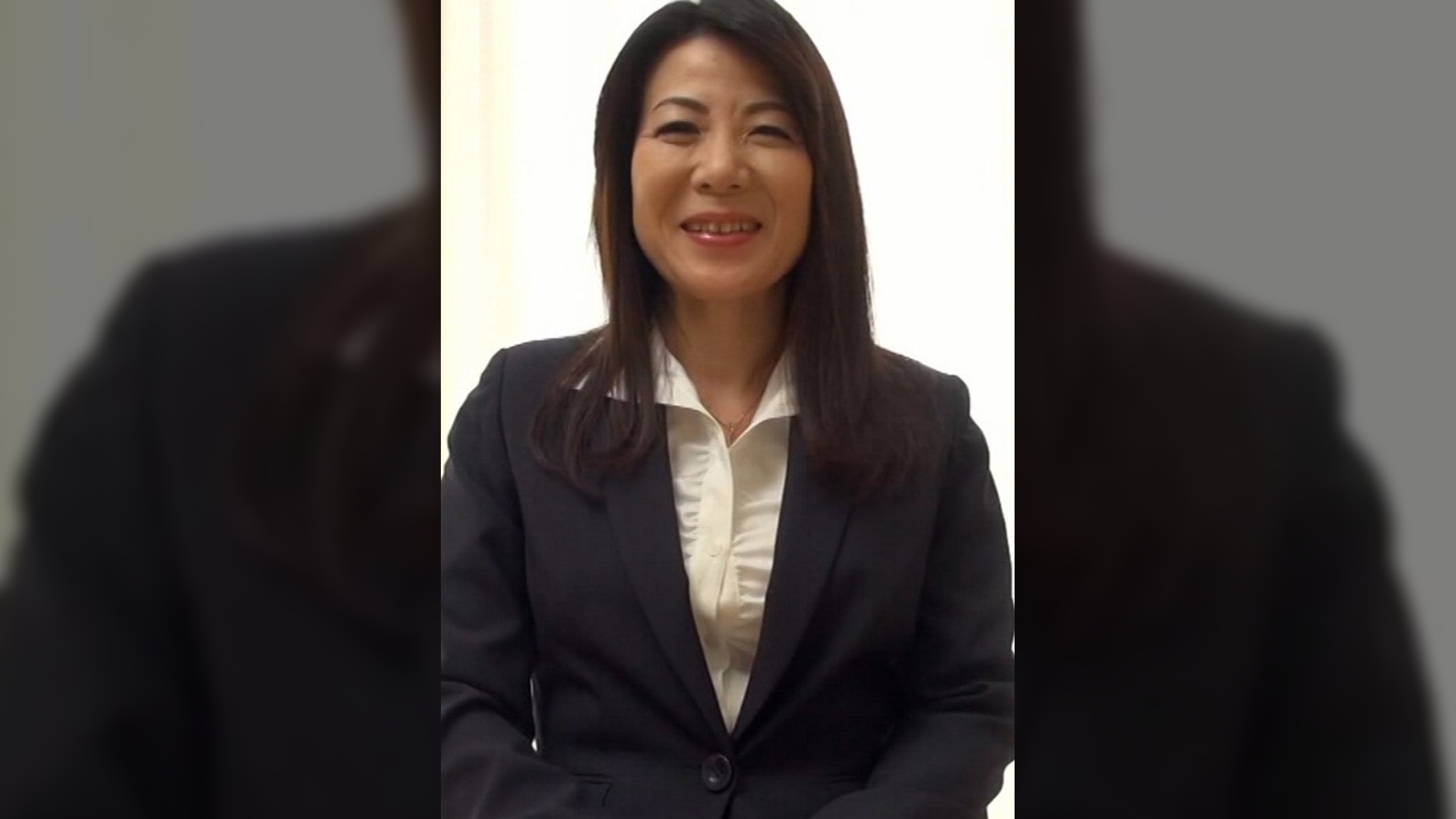 清楚な雰囲気の50歳バツイチで元予備校講師の美熟女が初めてのAV出演を決意！清楚な仮面の下の淫乱性交！