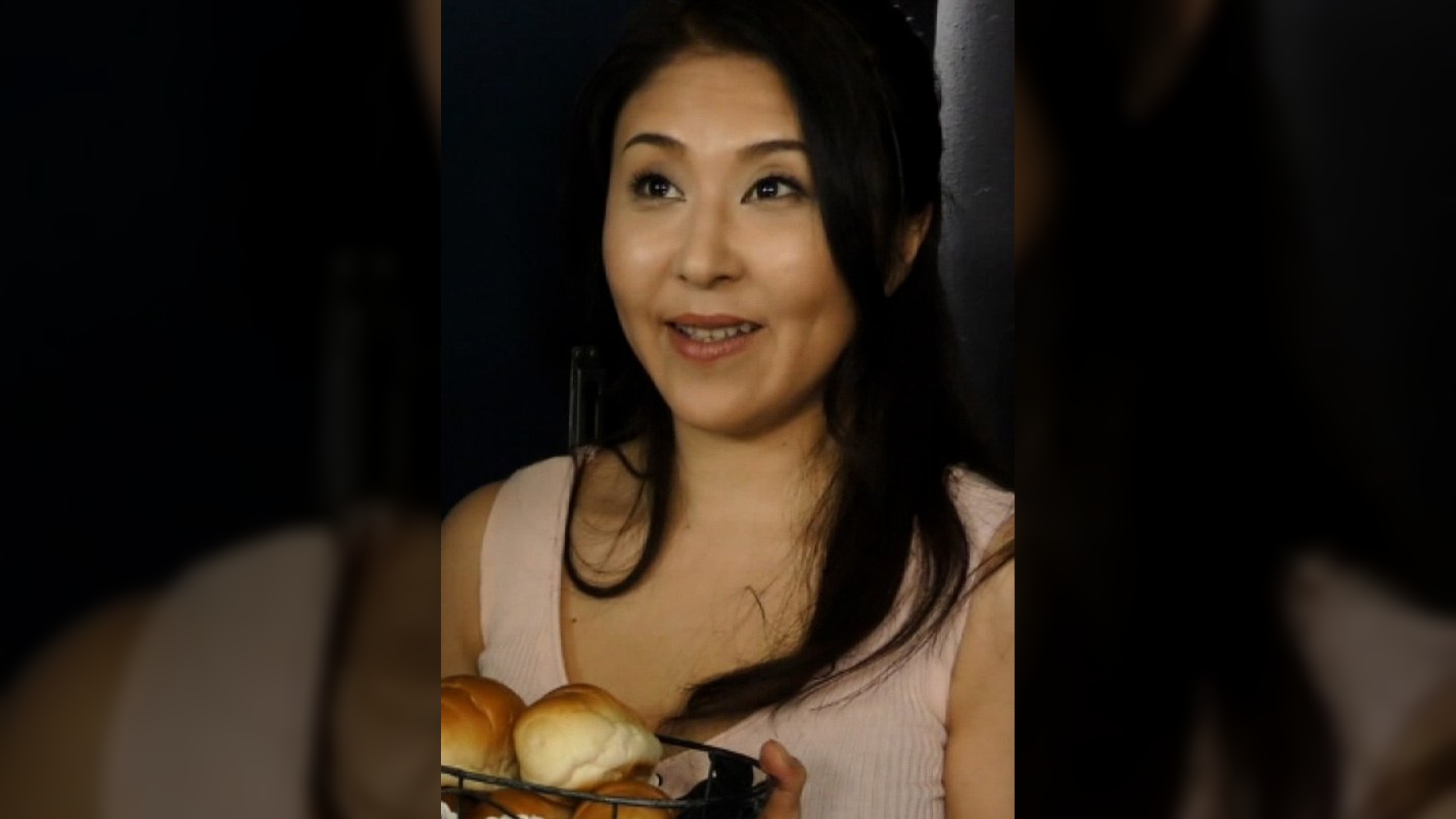 エロ過ぎ奥さんに勃起した肉棒にしゃぶりつくヤリモクお隣の奥さんと濃厚SEX！