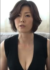 ミニスカから覗く黒パンストの美脚熟女！ムラムラしたオヤジに神対応のパンスト越しの素股ヌキ！